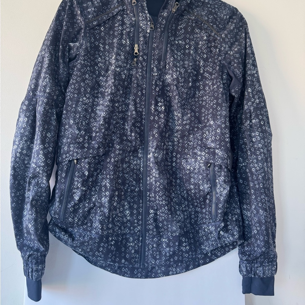 Lululemon Spring Forward Jacket With Hood Size 6 - image 3